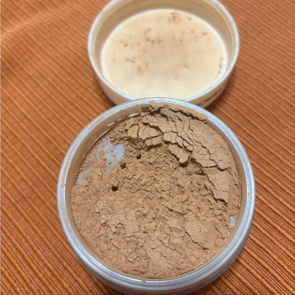 Laura Mercier Setting Powder - Translucent Medium Deep - Picture 3 of 3